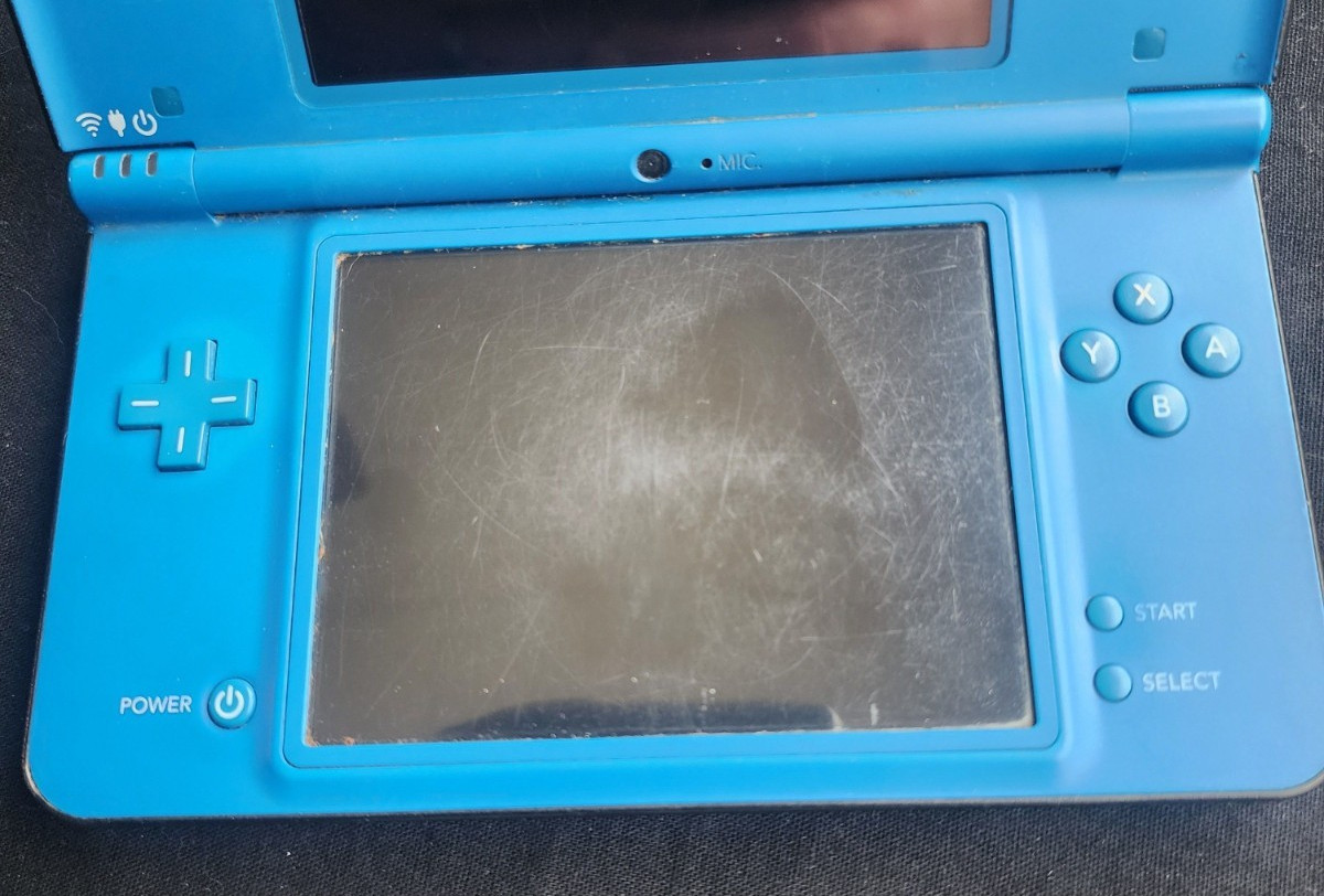 Nintendo DSi XL Handheld Console Midnight Blue Dual Screen with Charger