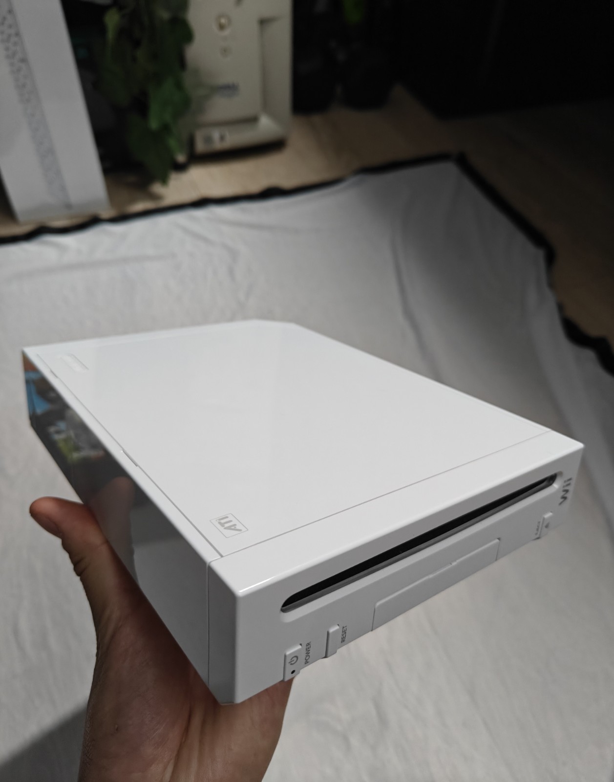 Nintendo Wii RVL-001 White Console Bundle w/ 2 Wii Remotes Sensor Bar AV Cables