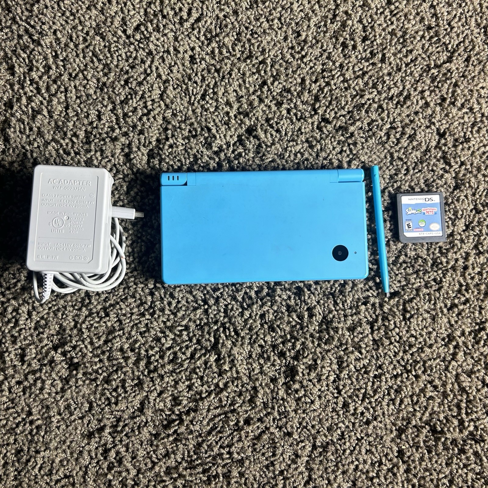 Nintendo DSi Light Blue Handheld Console Game System w Charger & Game