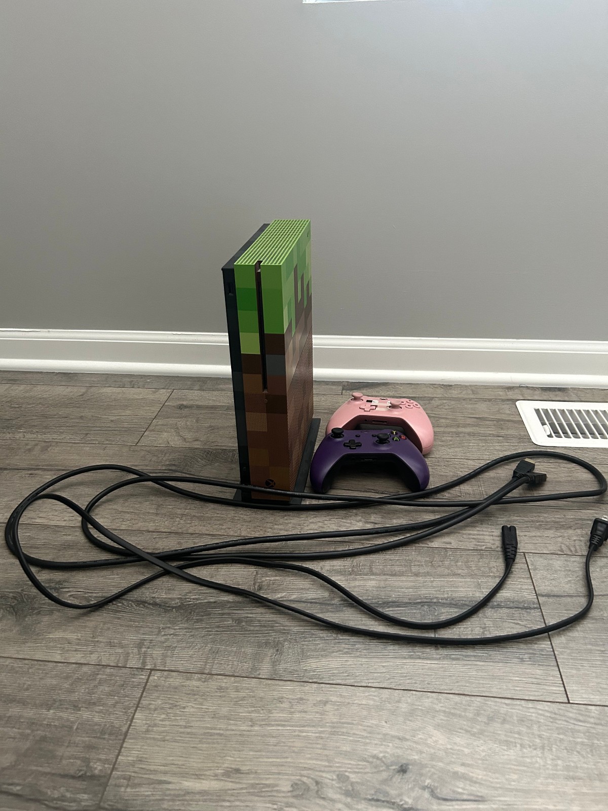 Microsoft Xbox One S Minecraft Limited Edition xbox and 2 controllers one pig