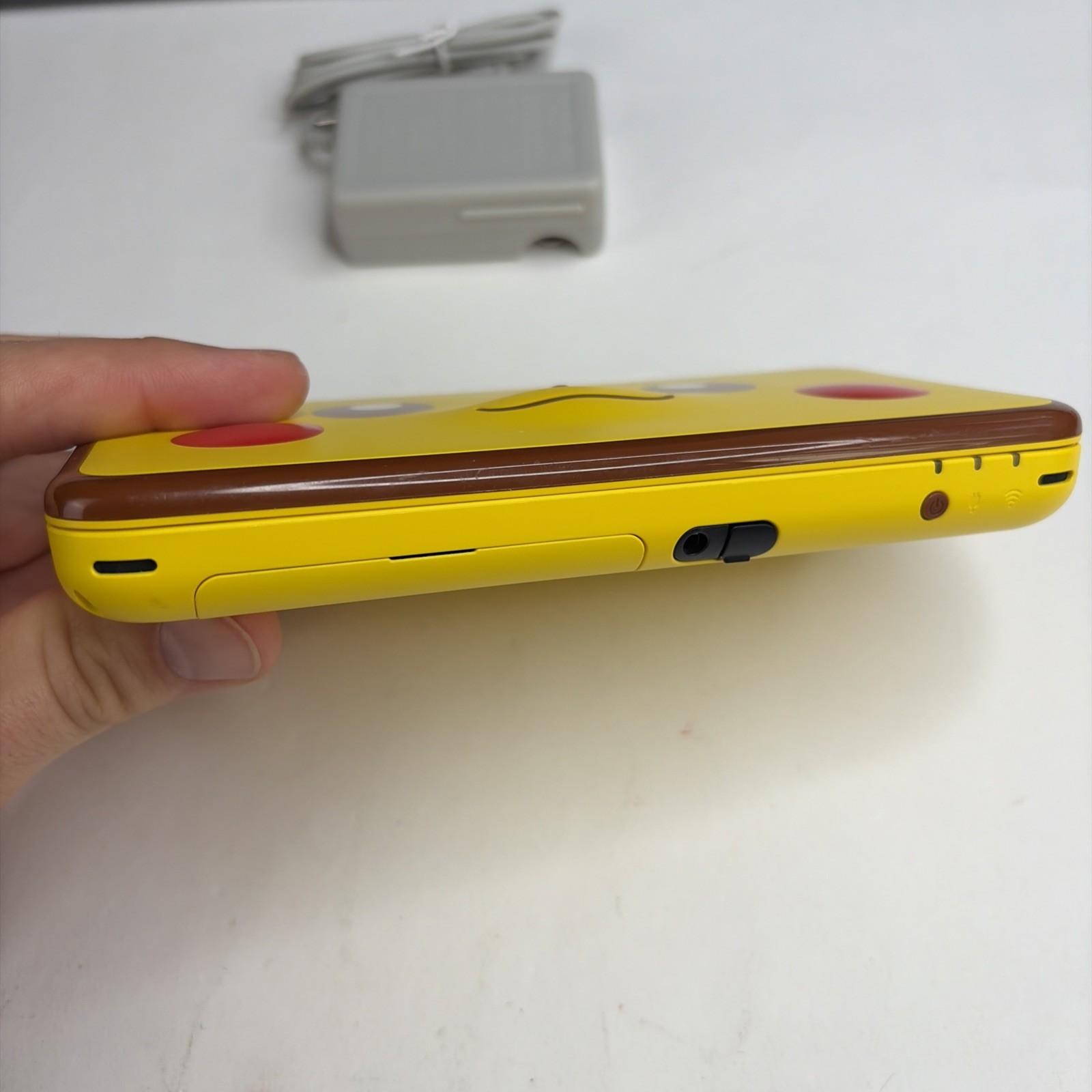Nice! Nintendo New 2DS XL Pikachu Edition US Model W Charger Stylus