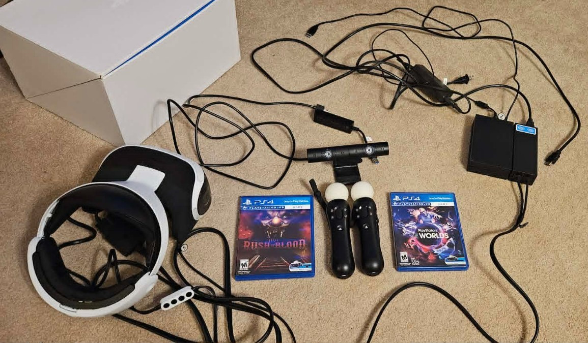 PS VR + 2 Charged Motion Controllers + 2 Games + Cam, Ready to Play with a PS4