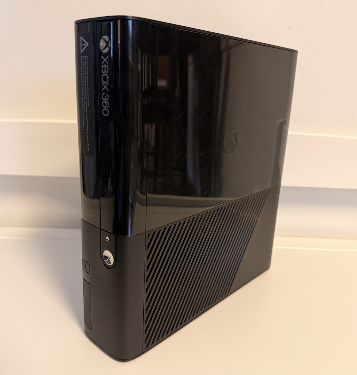 XBOX 360 E Console Model 1538 No Hard Drive w/Controller + Power Supply Tested