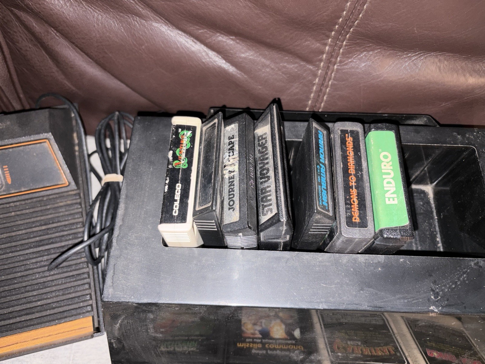 ATARI 2600 WOODY 4 SWITCH CONSOLE JOYSTICKS 25 GAMES VID-TARI HOLDER