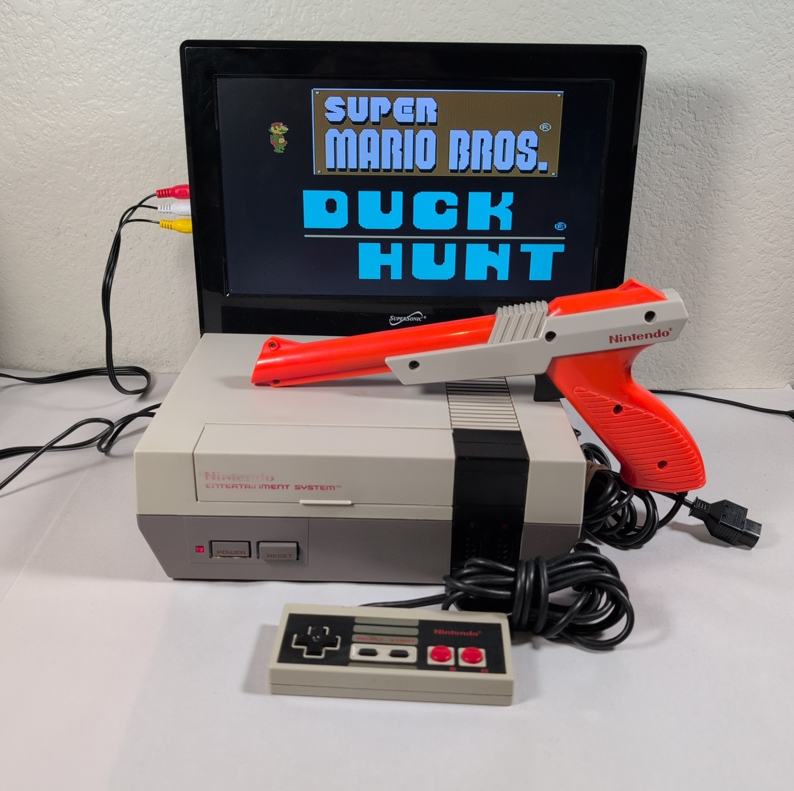 Nintendo NES-001 Console W/ Mario Duck Hunt Controller Light Gun Tested Working