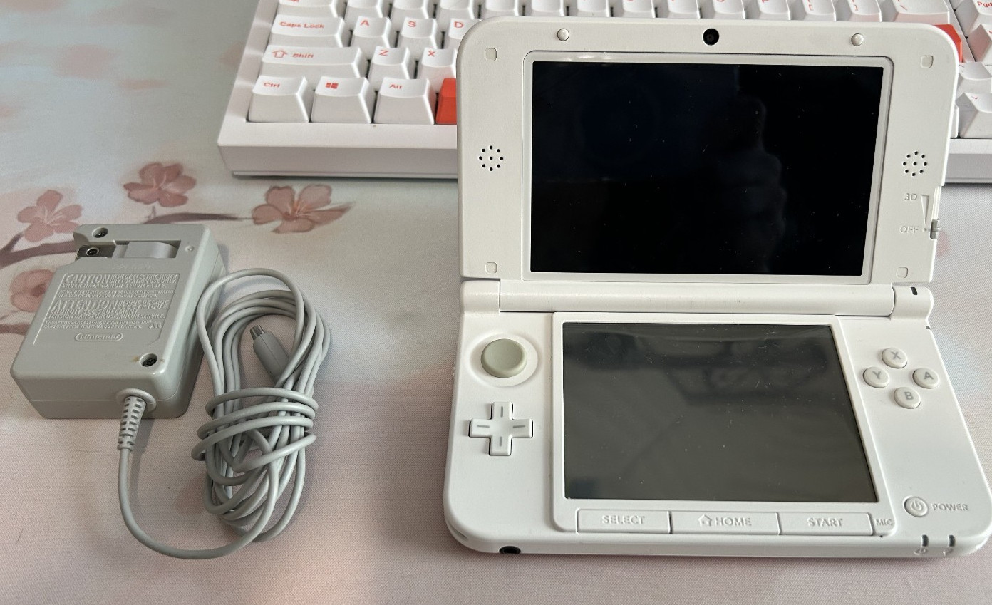 Nintendo 3DSLL/XL Region Unlocked w/ 128G mSD