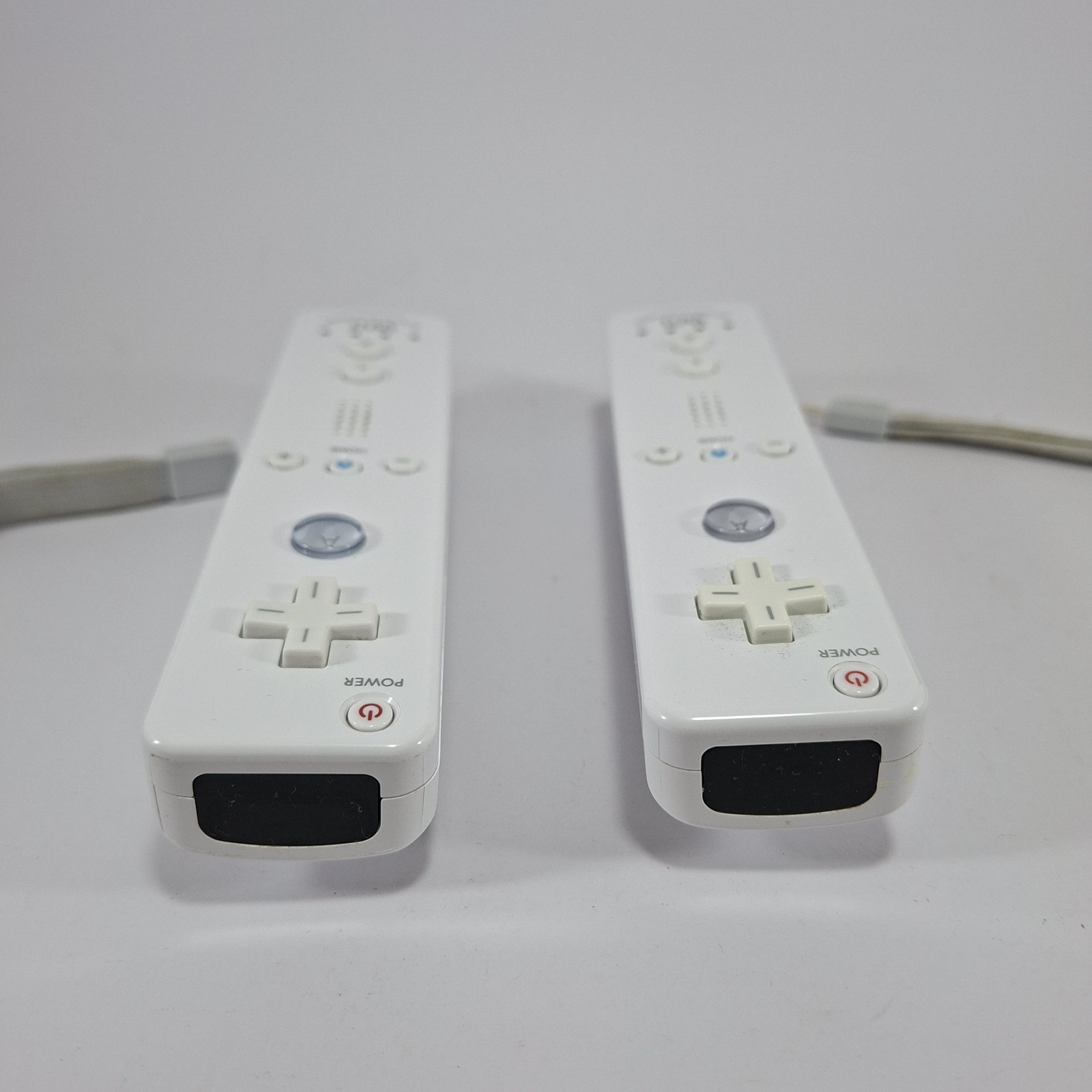 Nintendo Wii Console RVL-001 Bundle – x2 Official Wii Remote Motion Plus, Game