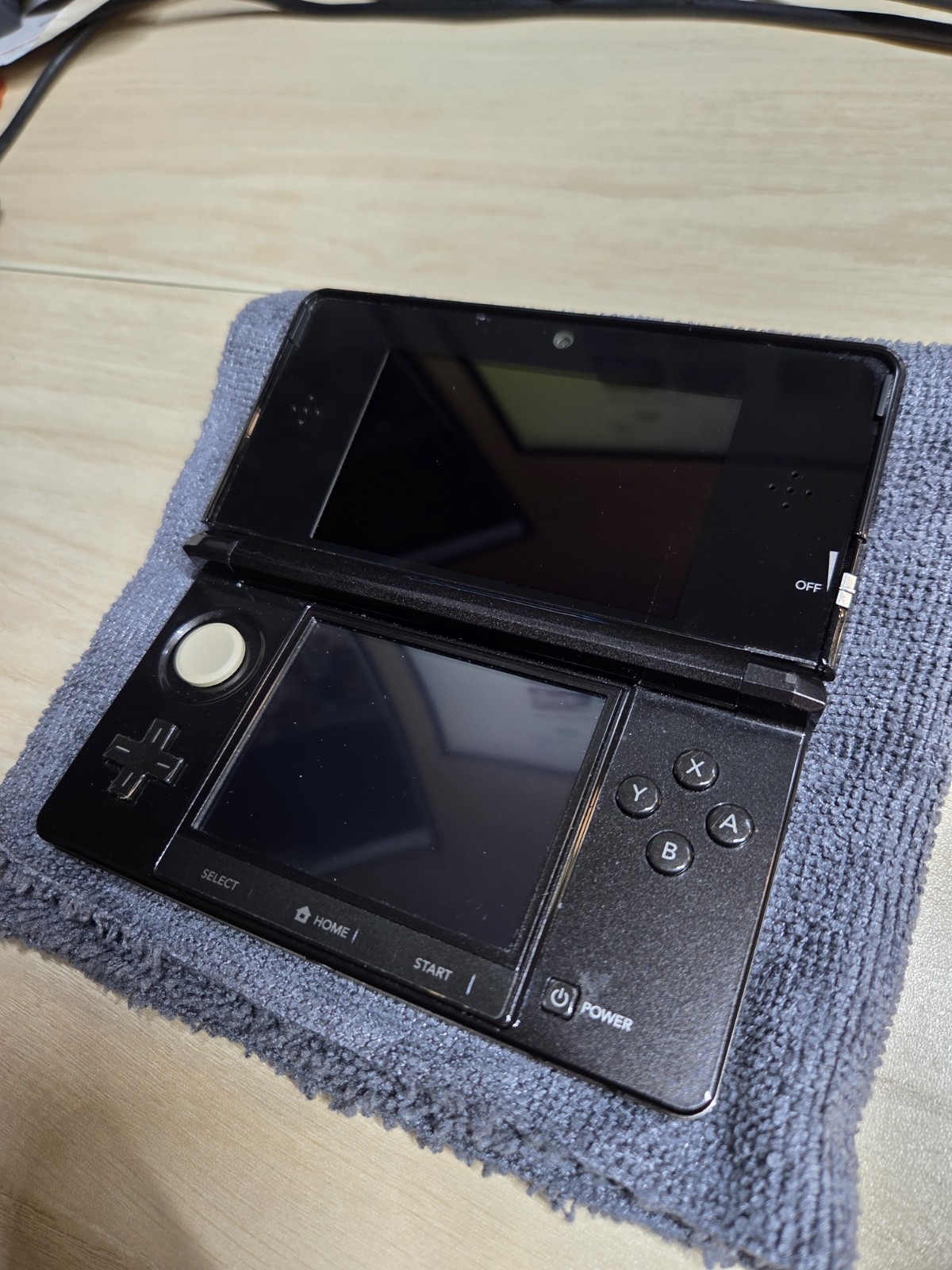 Nintendo 3DS with original box – Cosmo Black – For Repair Tested and Working