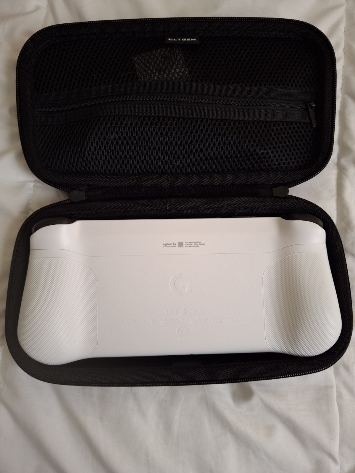 Logitech G Cloud Handheld Gaming Console + 128gb SD card + Carry case