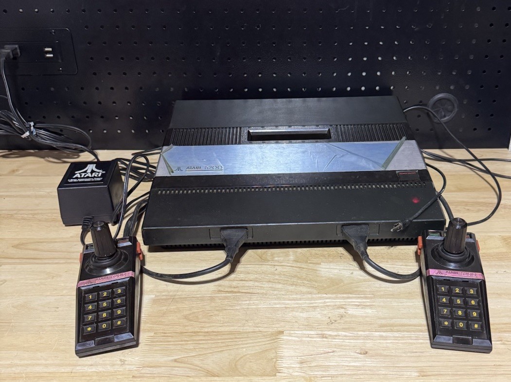 Vintage 80s – ATARI 5200 – 4 Port Black Console + 2 Controllers – Made In Taiwan