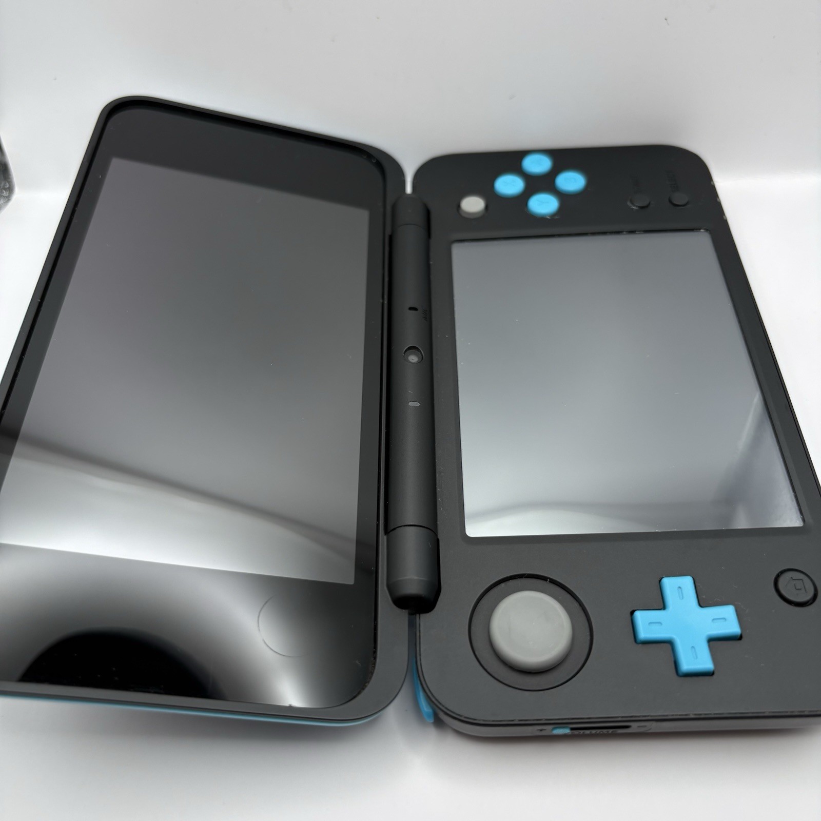 NEW NINTENDO 2DS XL 4GB BOXED – BLACK/TURQUOISE + ACCESSORIES