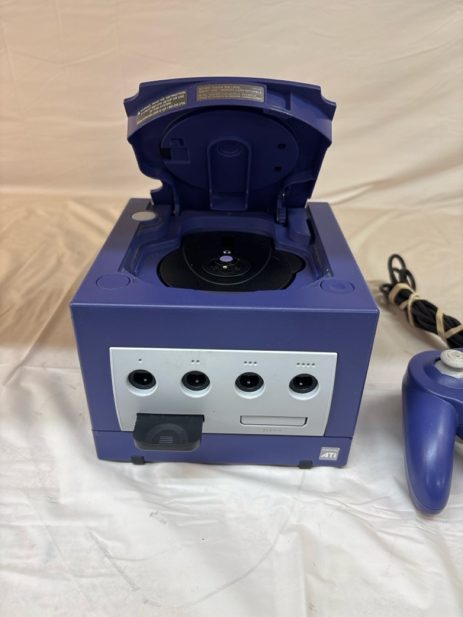 NINTENDO GAMECUBE DOL-001(USA) WITH CORDS AND CONTROLLER (J31005298)
