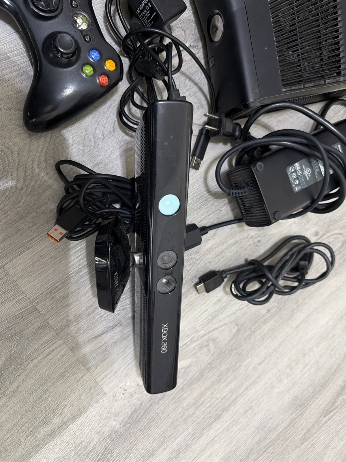 Xbox 360 320GB Console With Kinect Bundle W / Box and 3 Games – Tested Working!