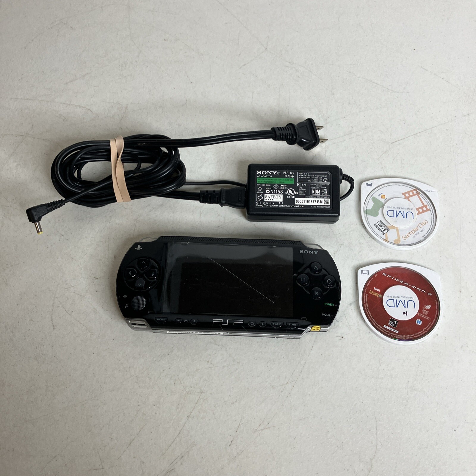 SONY PSP 1001 HANDHELD W/ Spider-man 2, Sampler, CHARGER – NEW BATTERY – TESTED