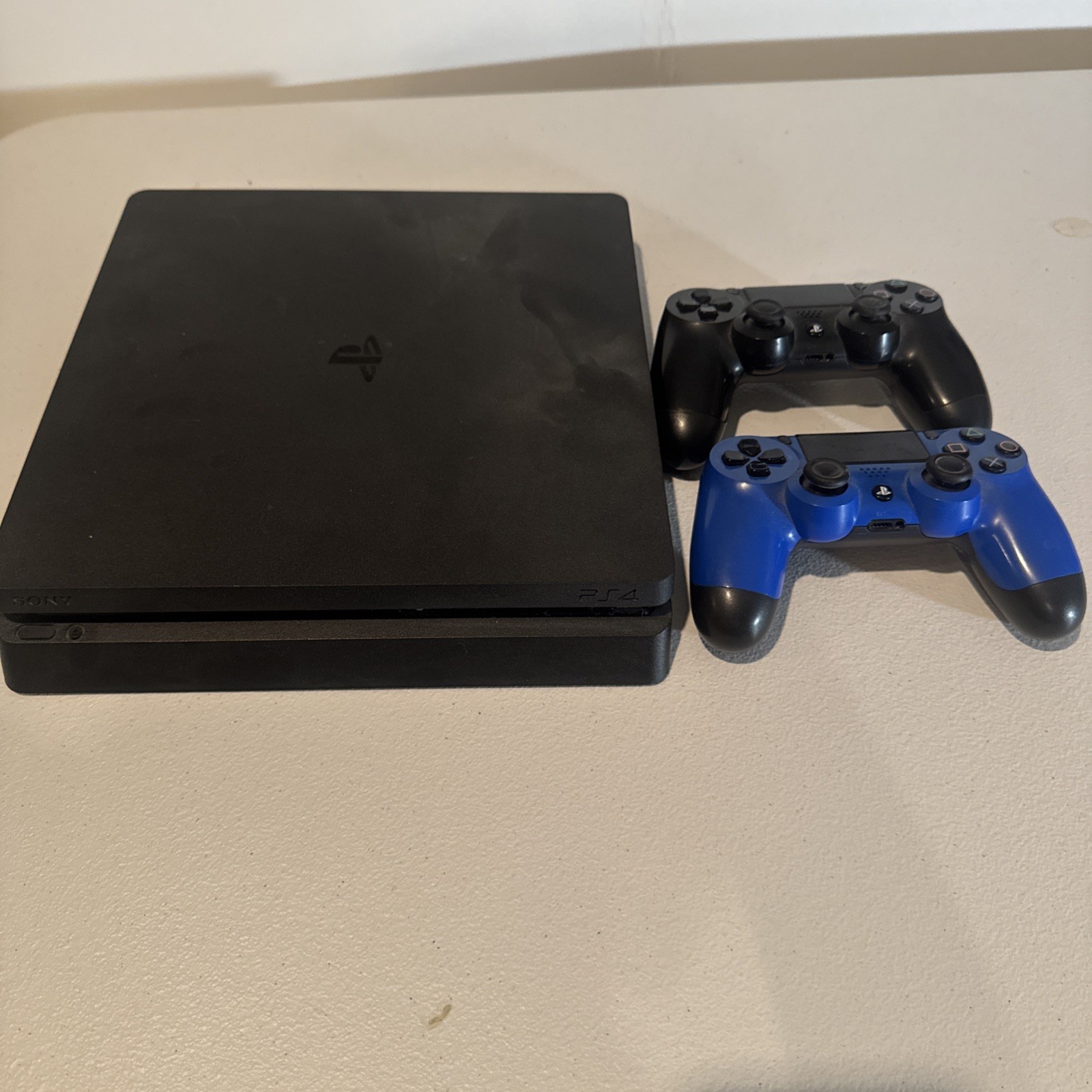 PLAYSTATION 4 SLIM CONSOLE NO POWER CABLE. Black with two controllers tested