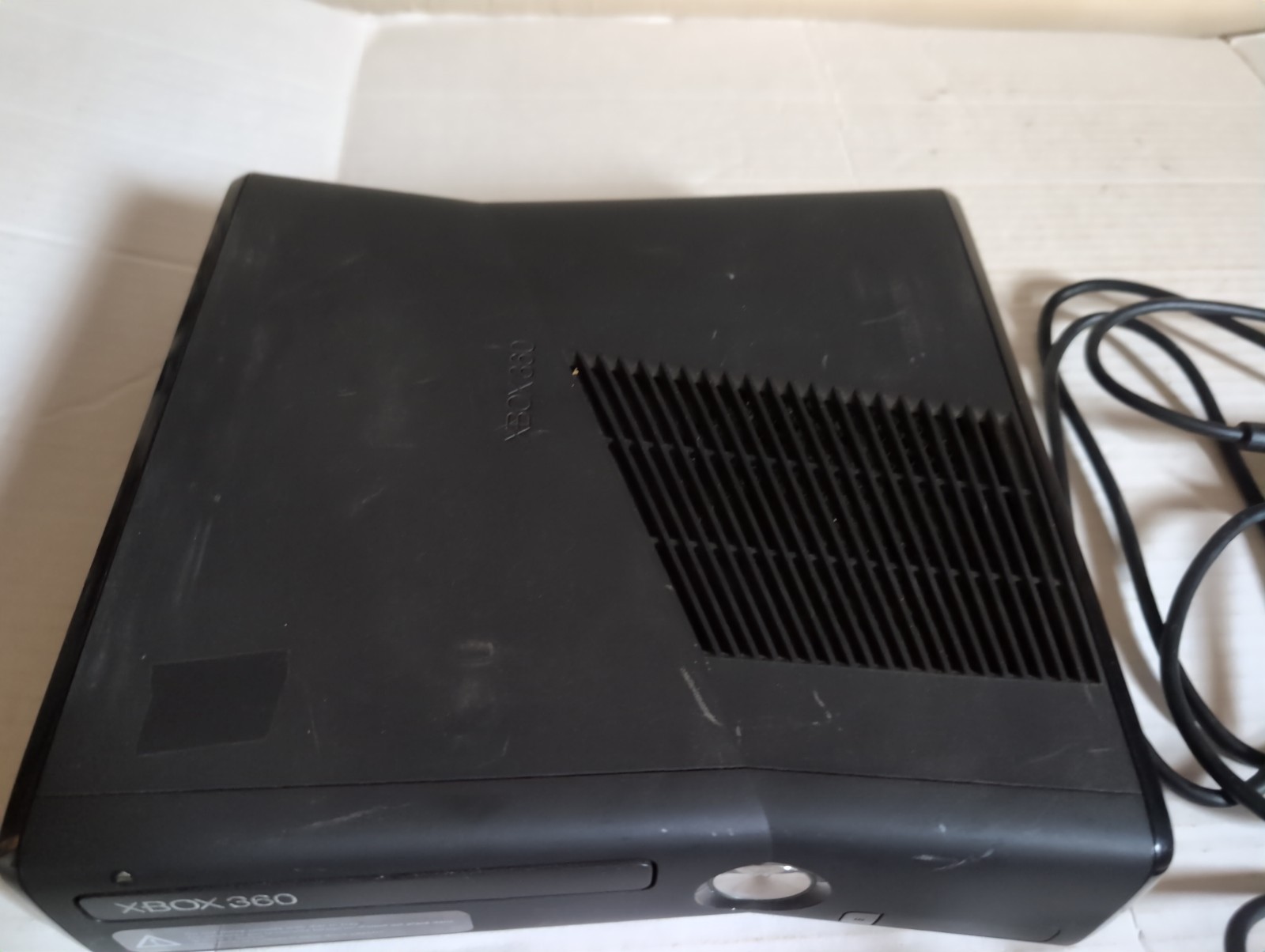 Microsoft Xbox 360 S 250GB Black Wi-Fi Console 2 Controllers 2 AV Cables