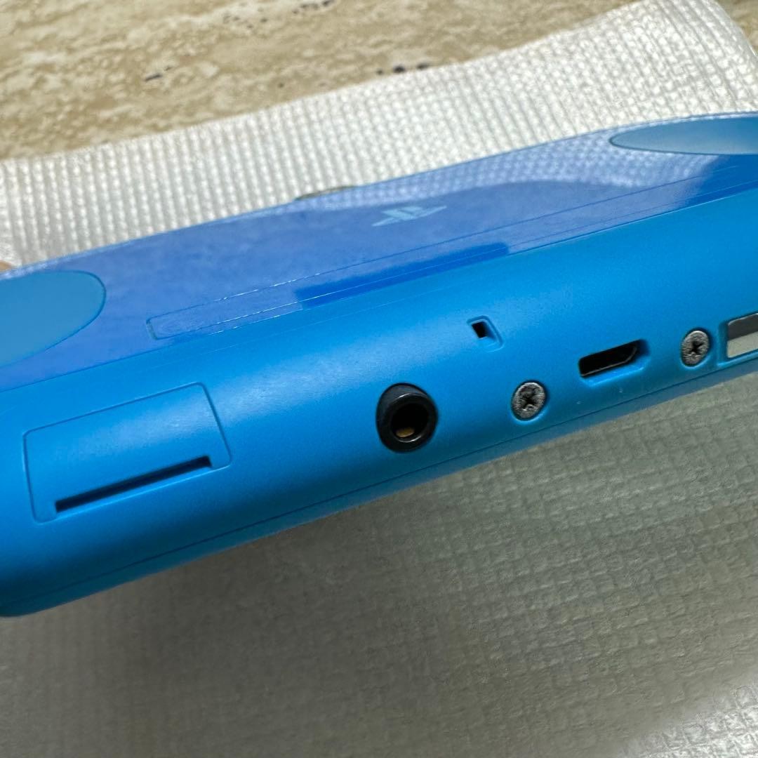 Sony PS Vita PCH-2000 ZA23 Aqua Blue Wi-Fi Box Charger 8GB Near Mint