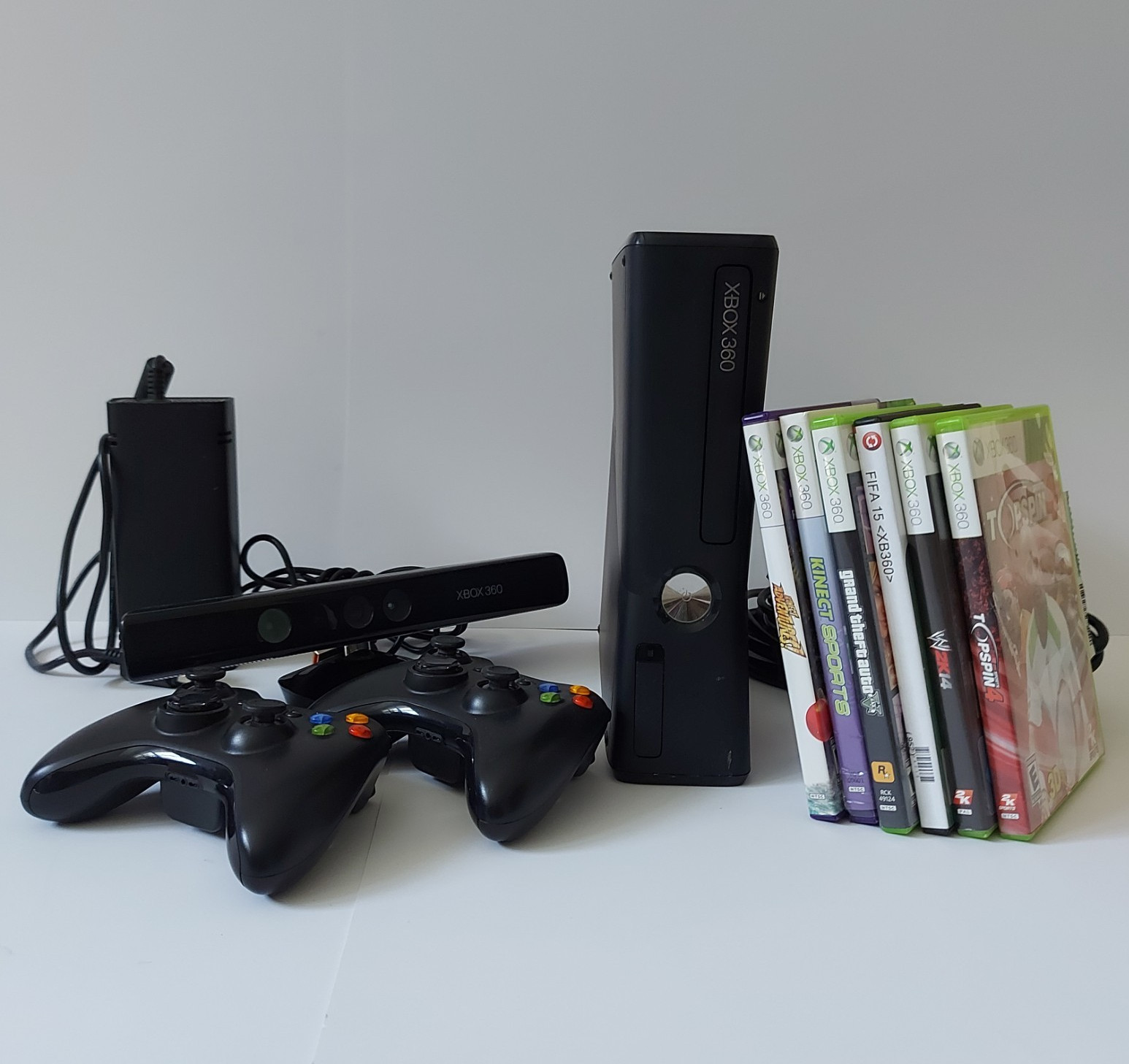 Microsoft Xbox 360 S 4GB Black Kinect Bundle w/ 2 Controllers & 6 games WORKING!