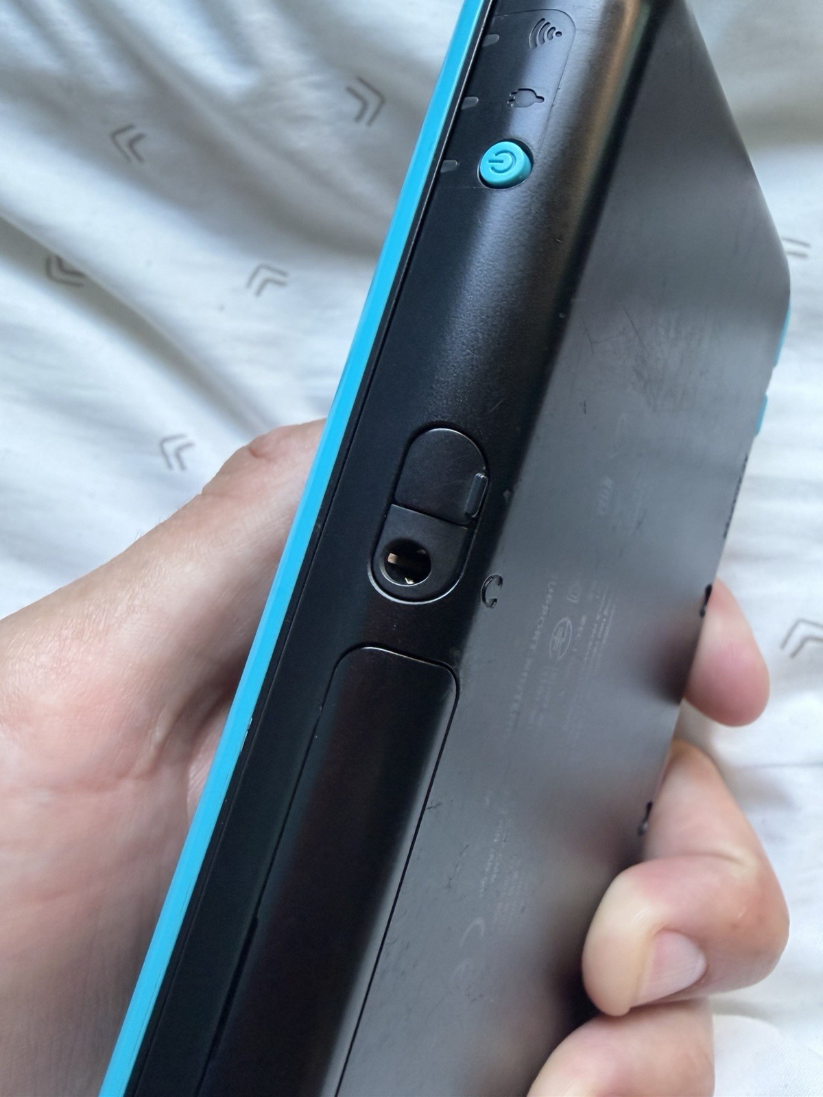 Nintendo New 2DS XL Turquoise Black Console For Parts & Repair DOESNT WORK! READ