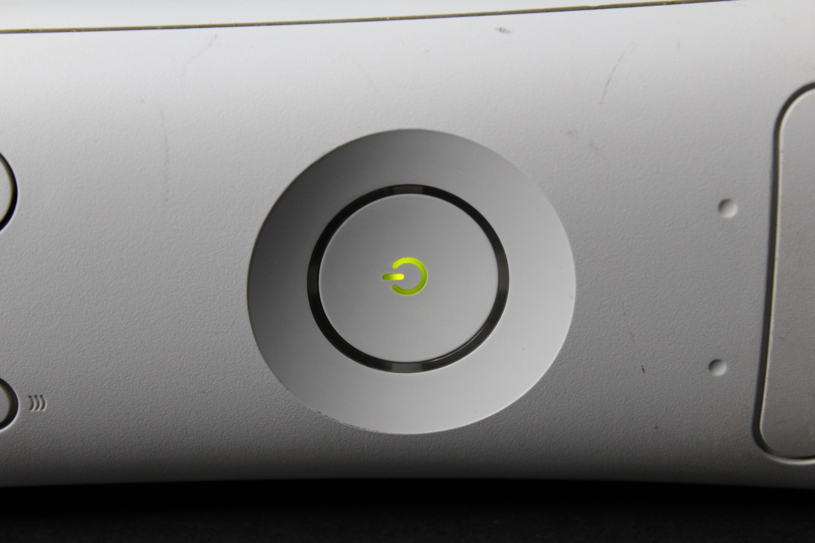 Microsoft Xbox 360 White Console NOT WORKING FOR PARTS ONLY Plays Games No Cords