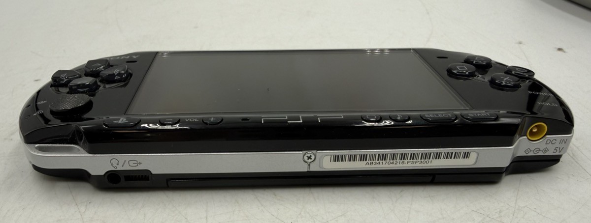 SONY PSP 3001 – HANDHELD WITH HARD CASE, CHARGER AND 3 GAMES. NO BATTERY! Tested