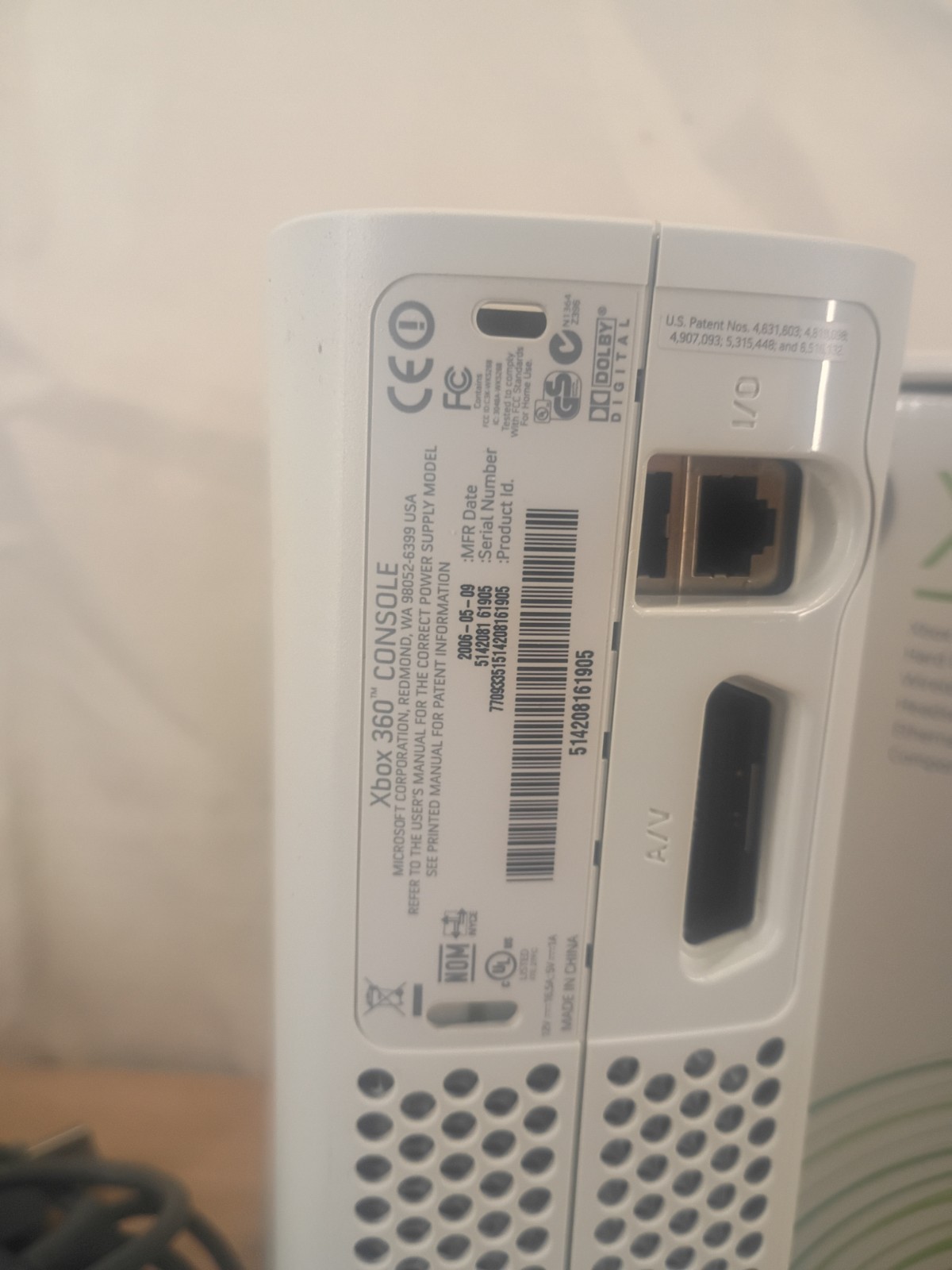 White Xbox 360 With Box + Cables + Papers Disc Tray Does Not Open