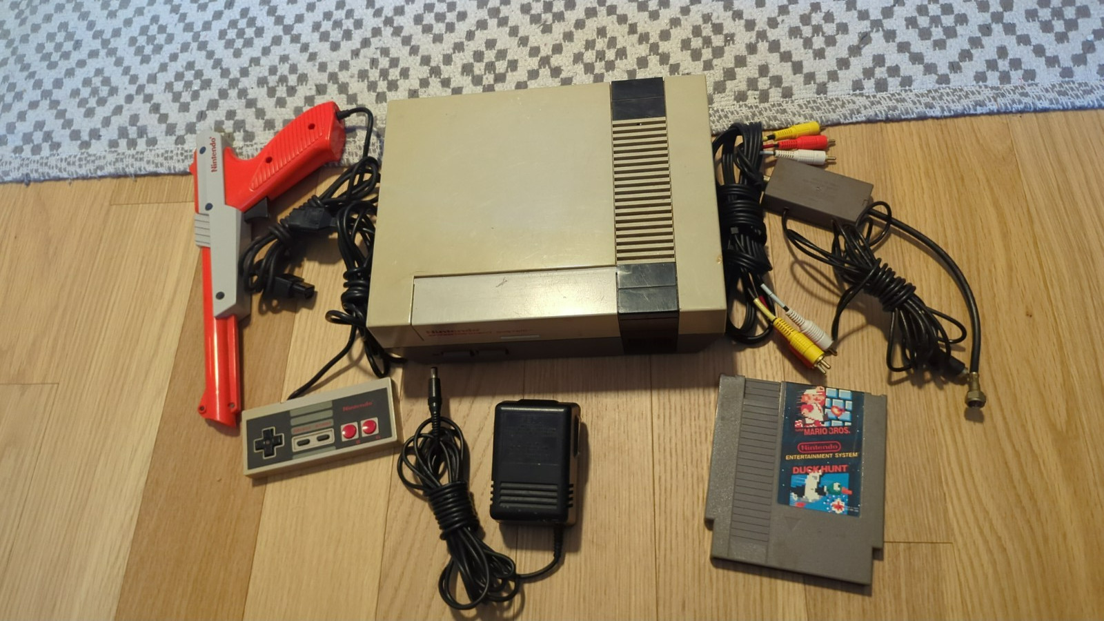 Original Nintendo Entertainment System (NES)w/Nin10-Drawer Adapter *used/works*