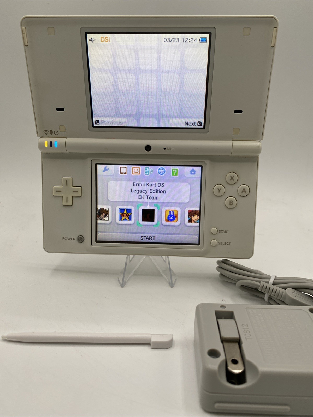 Nintendo DSi White – Includes Preloaded Library (Large Collection)