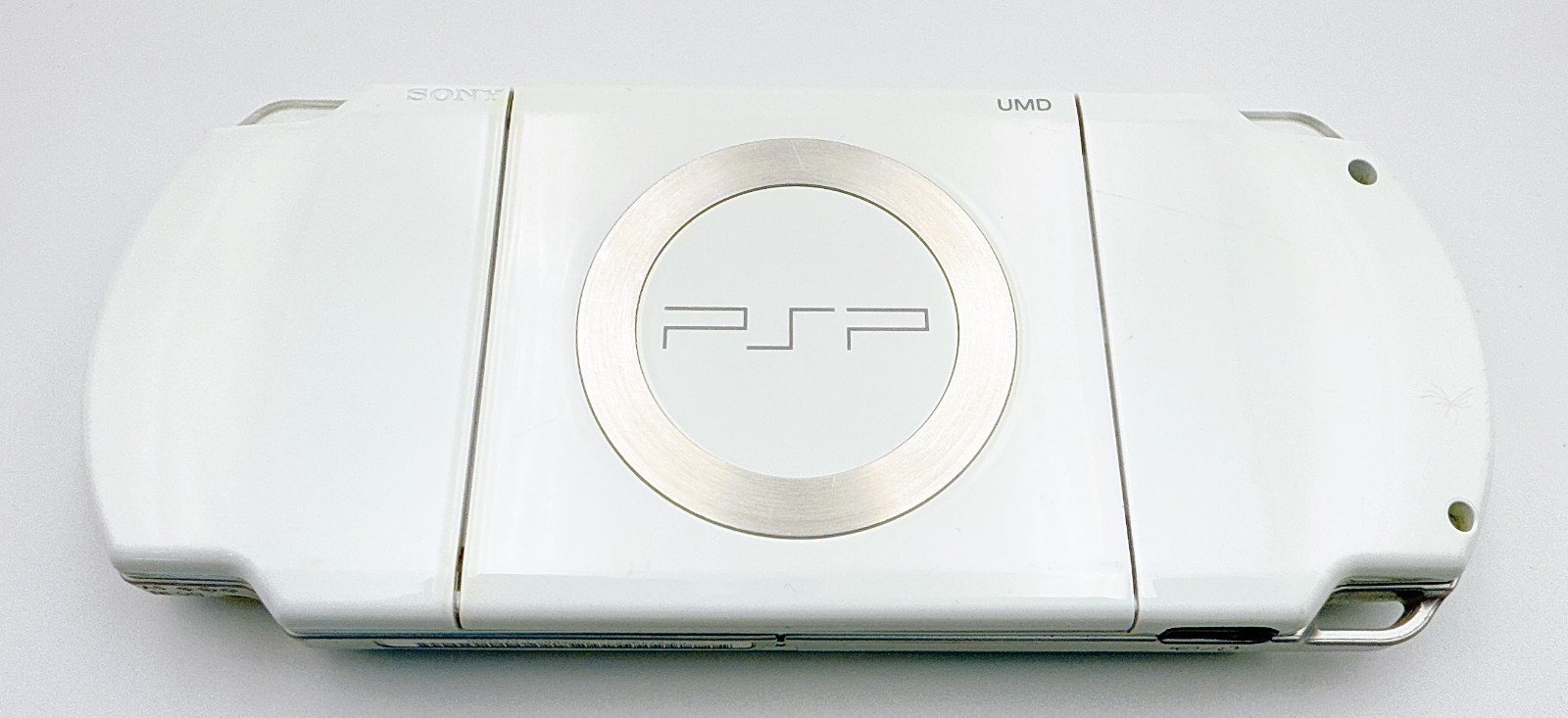 Sony PSP-2000 Console White Region free w/adapter, carrying case – Excellent